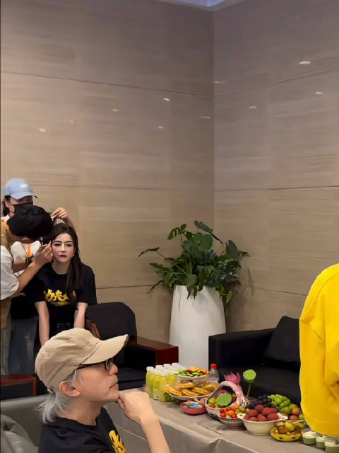 迪丽热巴功夫女足路演补妆