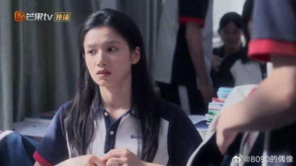 班长要给苗靖校服签名，明明带了告他没带，留给陈异签