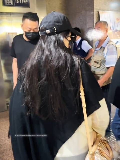 刘亦菲北京出发路遇小朋友，提醒保镖注意避让
