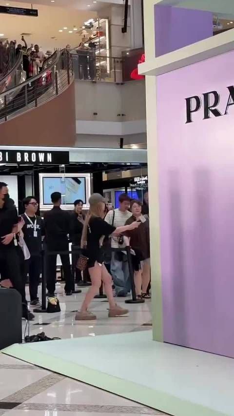 杨幂prada香氛代言人 杨幂今晚上海Prada品牌活动！