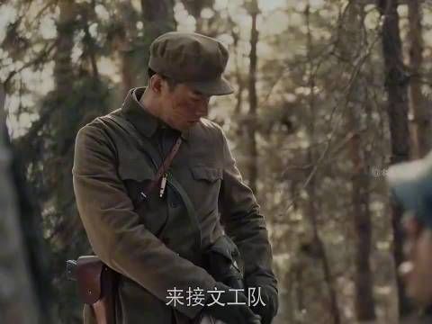 我方小队伏击敌车，识破伪装偷袭师部阴谋，战友牺牲传递情报