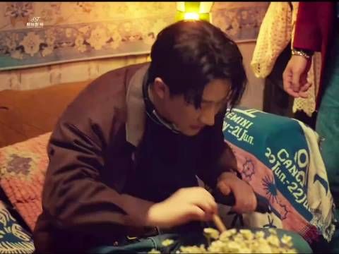 悍匪兄弟反目，上一秒兄弟下一秒拿枪指头