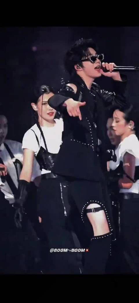 投 ： 许愿这次演唱会耀文可以有穿短裤的妆造 大夏天的就要短裤！