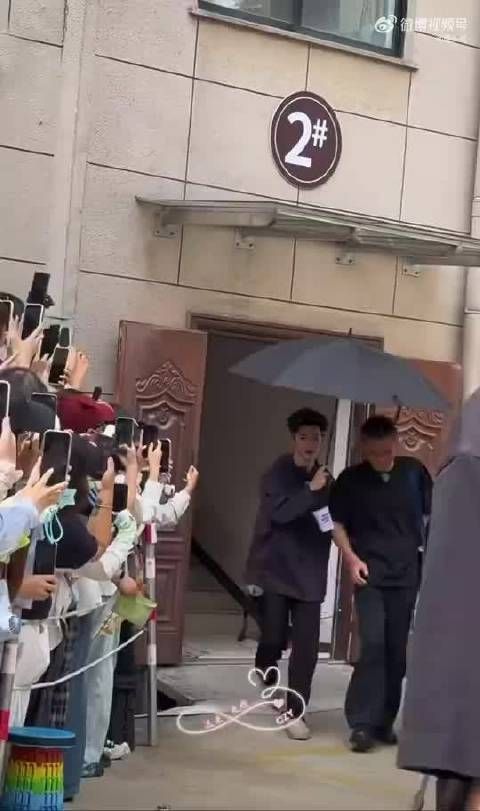 这次轮到陈哲远给李乃文打伞，到底谁是助理？