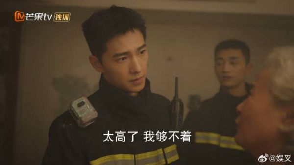 奶奶过年贴不了对联，宋焰主动帮忙：百姓的事就是消防员的事