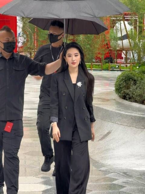 刘亦菲团队穿黑色，美得震撼