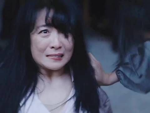 新饭馆开张遭同行嫉妒，当街扒衣逼人绝路
