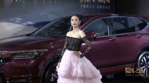 佟丽娅白了一眼现场摄影师，风情万种眼神，没几个男人扛得住！