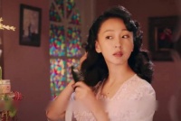女人发现了鬼子藏匿军火的位置于是牺牲性命把消息传递了出去