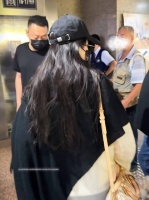 刘亦菲北京出发路遇小朋友，提醒保镖注意避让