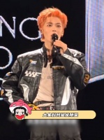 侯明昊深圳演唱会，粉丝坐耳返位置与其通话整场