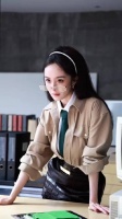 隔壁公司空降了一位主编Mini Yang女士～据说戴上眼镜的样子特别时髦