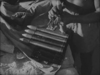 1942年，德国3.7厘米高射炮炮组在北非战场进行维护保养