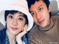 邓超孙俪合体带娃逛街，夫妻俩全程无交流疑似吵架，等等拄拐露面