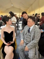 王晶导演带的黑色抹胸裙美女还吸睛