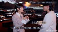 李宇春太关心选手，担心选手被过去影响，赠他徽章助力