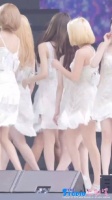 林允儿直拍，少女时代经典曲目Gee，这一屏幕大白腿
