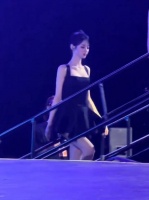 这体态薄薄的一片 优雅得像一只黑天鹅…..