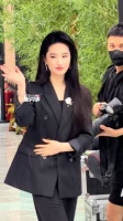 刘亦菲成都活动黑长直西装造型