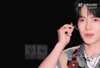 隔着屏幕看彩排，看到他左右挥动手臂扇舞台，真的会忍不住停下来多看两遍