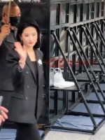 刘亦菲向观众挥手致意亲和力满满