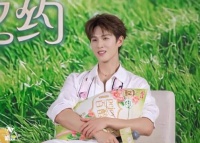 李昀锐直播被问睡觉姿势，粉丝替答不老实