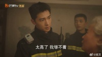 奶奶过年贴不了对联，宋焰主动帮忙：百姓的事就是消防员的事
