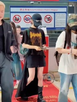 杨超越这套造型真的第一眼很有迷惑性