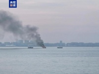 琼州海峡一渔船起火 8名船员全部平安获救