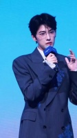 杨洋×西装×金丝眼镜=魅力核弹 台上发光体，人间贵公子，这谁扛得住啊？