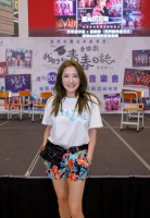 香港知名女星60岁不言退休，原本只演10场，如今喊话演到90岁