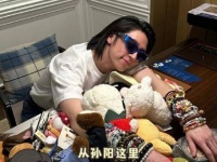孙阳散发出一种沉静如水的情绪力量，内核坚如磐石