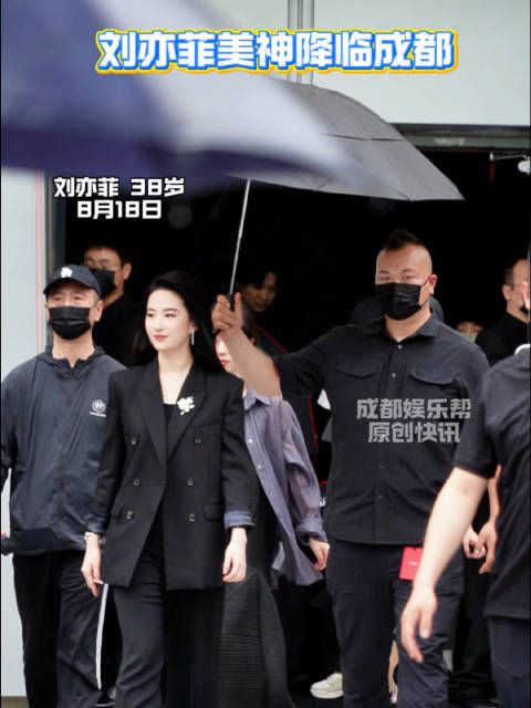霸气女总裁@刘亦菲 朝我走来,真的太飒了,原地喊老公级别!