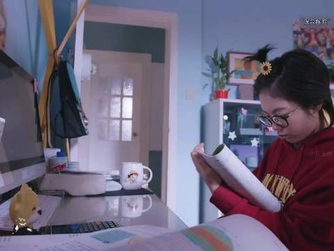 张嘉译表演细腻，嘴唇抖动传递父亲忐忑