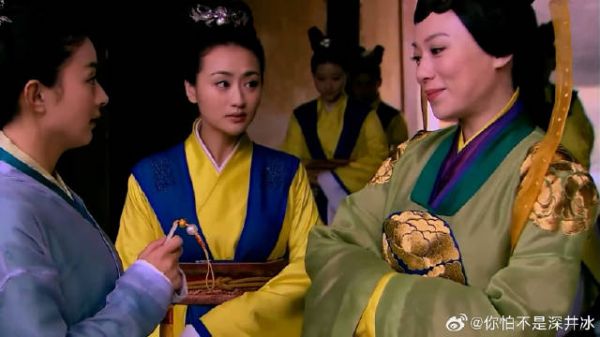 姑娘拿玉佩进宫，女官一眼认出是长公主信物，让她进去