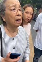 90岁李明启菜场被路人喊"容嬷嬷"当场委屈,她掰着指头数王婆郑大妈换来的只有一句叹息