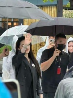 吵翻了！38岁刘亦菲冒雨现身成都，生图体态大变全程捂衣领太真实