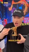 潘玮柏干饭被经纪人连刷三条少吃点，想拔屏幕