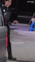 陈哲远今晨4点下班，给等候的粉丝发了玫瑰花，不少粉丝晒出收到的花花…