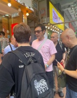 香港73岁巨星被指身家破亿，穿T恤深水埗吃面，曾负债超2亿破产
