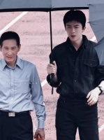 刘宇宁头狼气质，乖乖给前辈打伞