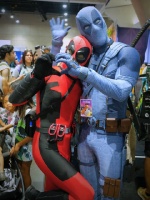 瑞安雷诺兹灰色死侍装扮亮相SDCC，闯入漫威复仇者联盟5合影