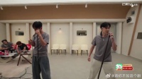 一个换麦动作直接引发全网好奇，我到现在还没琢磨透其中含义