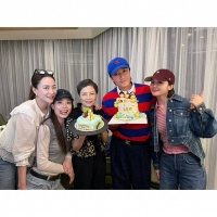 香港知名男星生日一家四口合照曝光，58岁太太二胎后罕见现身
