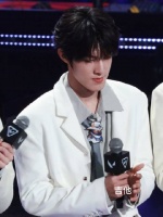 小狗小狗，禹宙和鲜花都会有