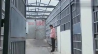 老公坐牢三年出狱，一见到老婆急得想回家，老婆反应真逗！