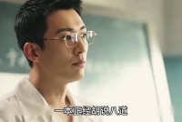 钢笔落地暴露行踪，特务竟藏在沙发下压伤女警？
