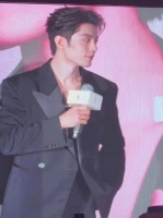 今天在香港出席线下活动的肖战 现场好多人啊