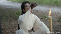 李莲花在师父坟前夸方多病 资质不错，有自己年轻时风范