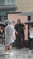 刘亦菲西装现身成都，玉兰胸针点缀气场全开